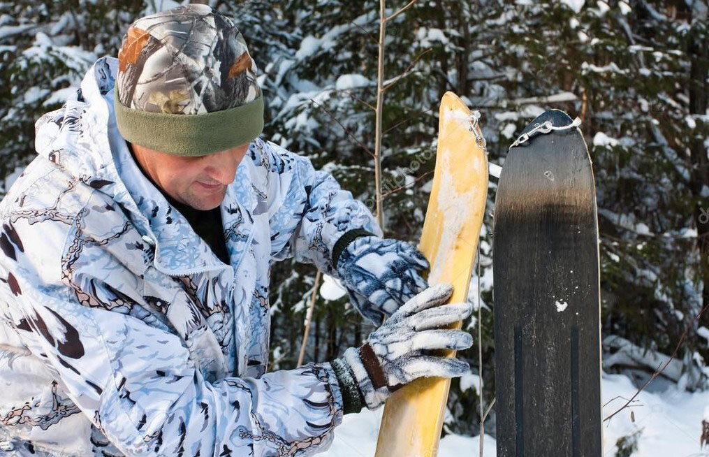 В зимний лес Матвей и Никита отправились на охотничьих лыжах, на забыв нанести на них соответствующую погоде мазь