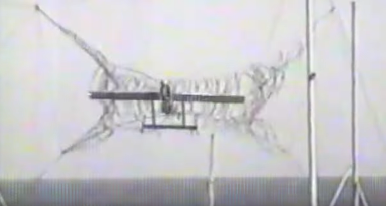 Посадкак БЛА Pioneer RQ-2A на линкор "Висконсин"