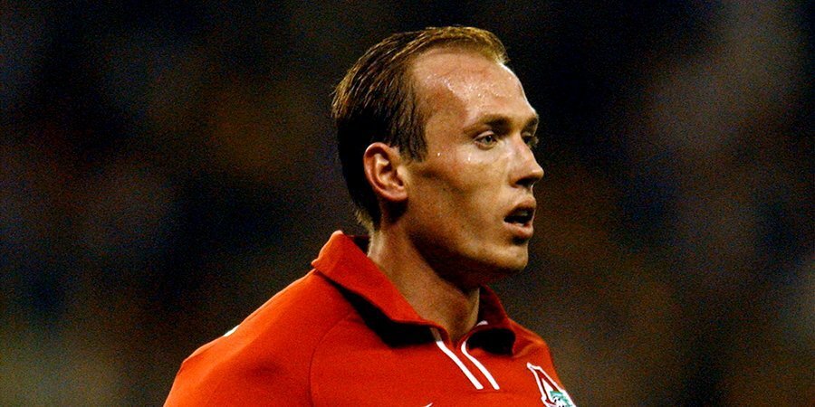 Геннадий Нижегородов - защитник московского Локомотива. 