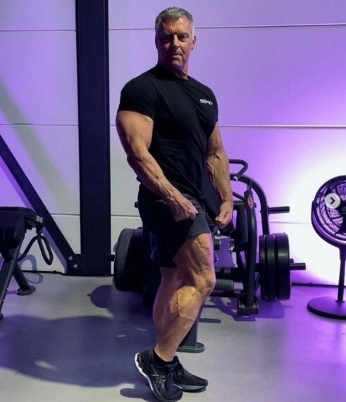 

Берри Де Мей — бодибилдер и тренер, приверженец здорового образа жизни и спорта для здоровья. Он неоднократно подвергал критике крайности, на которые готовы идти бодибилдеры ради успеха. Де Мей всегда был убежден, что культуристы должны принимать дополнительные меры по сохранению здоровья. Поэтому неудивительно, что Де Мей считает, что его самый большой вклад в бодибилдинг связан со здоровьем в спорте. В недавнем интервью GI Берри Де Мей объяснил, что он является живым доказательством того, что профессиональный бодибилдинг может не наносить вреда здоровью. Свой успех он связывает со способностью являться "живым примером того, что бодибилдинг может быть действительно полезным". 
 
Де Мей считает, что не нужно укорачивать себе жизнь, чтобы добиться успеха в профессиональном бодибилдинге. Он обеспокоен тем, что бодибилдеры сегодня верят, что существует только один опасный путь к успеху и лидерству на сцене. Он надеется, что его карьера и наставничество в качестве тренера помогут послужить примером для формирования правильного отношения к профессиональному бодибилдингу. "Я действительно убежден, что мой вклад состоит в том, что я начал заниматься в 16 лет, а через пару месяцев мне уже исполнится 60 лет. И мой самый большой вклад в том, что я являюсь живым примером того, что бодибилдинг может быть действительно приносить пользу для здоровья". Де Мей продолжил, объяснив разницу между бодибилдингом прежних времен и сегодняшним: "Я думаю, что самое главное — это постоянство образа жизни… Вы видите много людей, которые все делают только для соревнований, и на самом деле, пару недель в году они в форме, а в остальное время года они не в форме. В старые времена это было иначе. Знаете, мы были в приличной форме круглый год". 
 
Он, кажется, подразумевает, что бодибилдеры его возраста, возможно, не жили бы так долго, если бы следовали тактике современного бодибилдинга. Берри Де Мей надеется, что его присутствие и наставничество как-то повлияют на современное поколение.