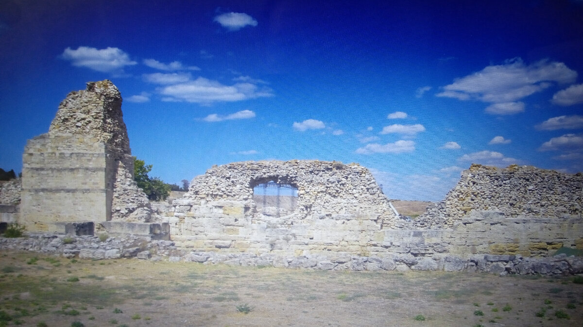 Защитная  стена, ее видно, когда мы  идем  в  город из Севастополя