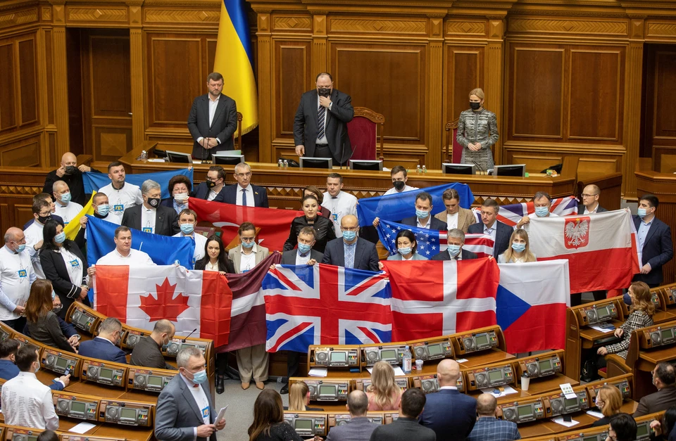 Вся украинская государственность уже развалилась. Остается только её подобрать