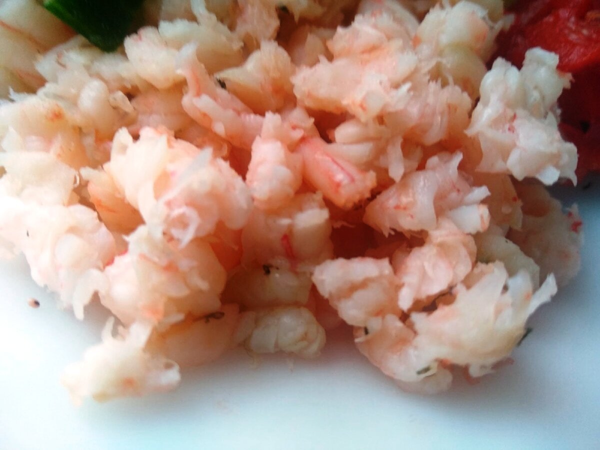 Нарезанные и отваренные креветки