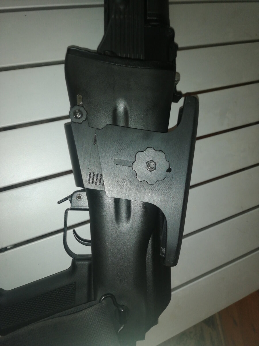 Регулируемая щека установленная на штатный приклад карабина Сайга 308-1 исполнение 46.