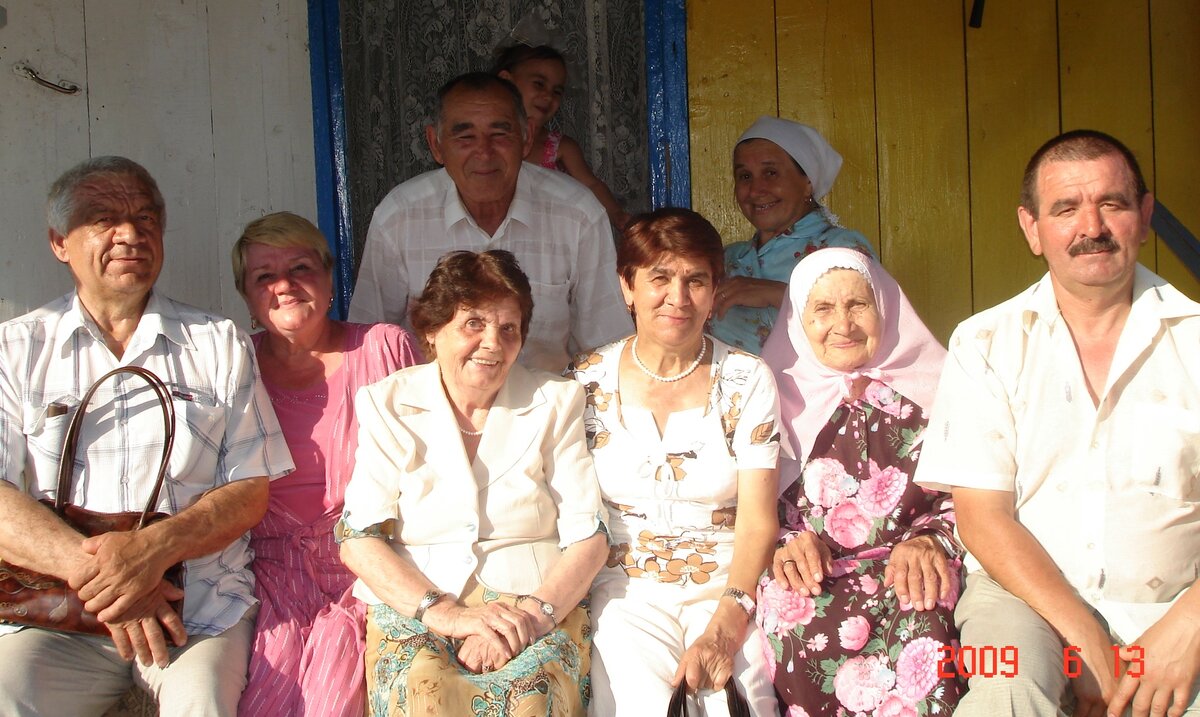 Готовя книгу, собрала в Сарманове родственников по материнской линии