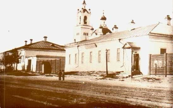 В таком случае, фотографию, на которой изображены присутственные места города, следует отнести к самым старым снимкам.