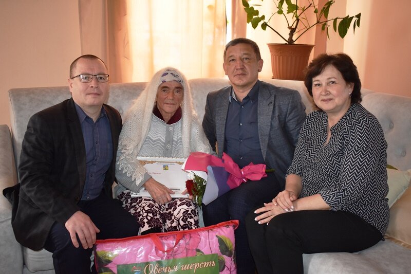 Юбиляр кунаклар белән.