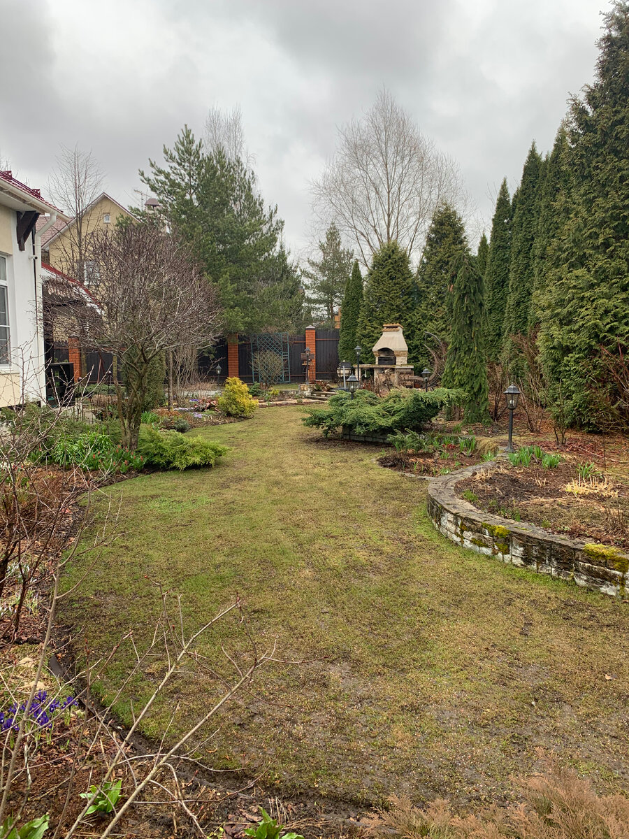 Общий вид, слева  - миксбордер у дома, справа - большой миксбордер 