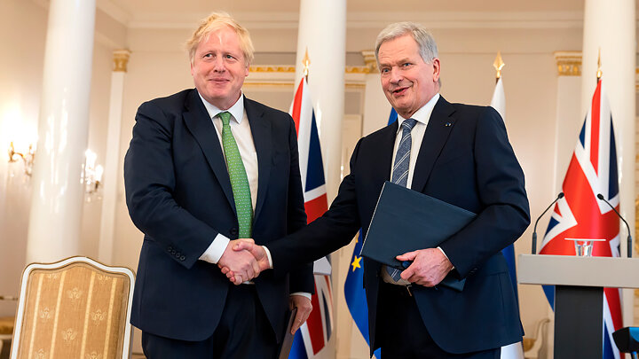 ХЕЛЬСИНКИ. 11 МАЯ 2022 ГОДА. ПРЕЗИДЕНТ ФИНЛЯНДИИ САУЛИ НИИНИСТЁ И ПРЕМЬЕР-МИНИСТР ВЕЛИКОБРИТАНИИ БОРИС ДЖОНСОН. ФОТО: OFFICE OF THE PRESIDENT OF THE R / GLOBALLOOKPRESS 