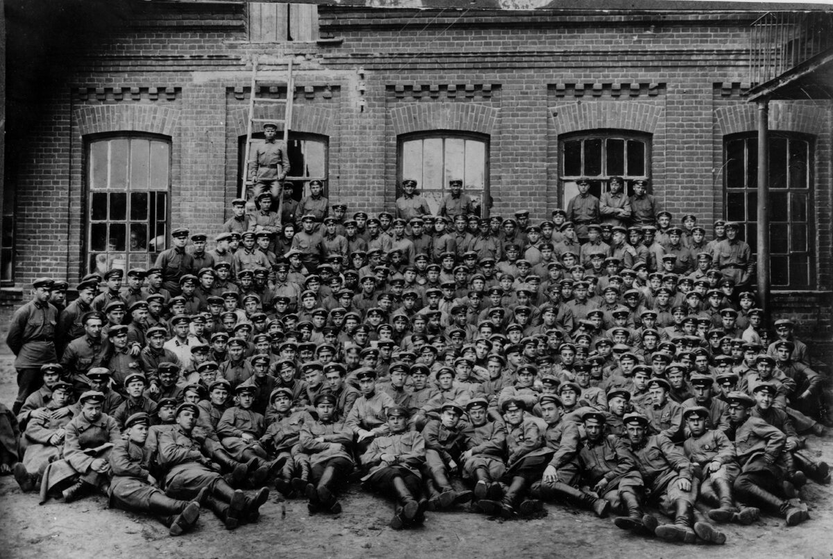 Второй ряд снизу, в центре слева.  Середина 1920 гг.