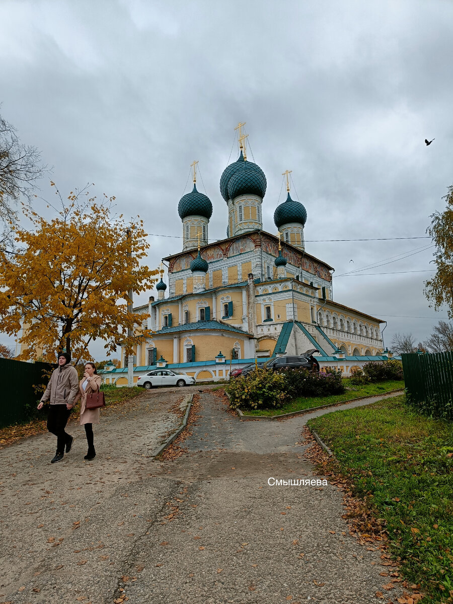 На высоком берегу Тутаева Воскресенский собор. Осень. 2021г .Фото автора