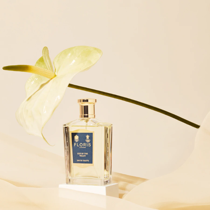 Верхние ноты: зеленые ноты и лимон;  Ноты сердца: Жасмин, Ландыш, роза, иланг-иланг и Фиалка;
Базовая нота: Мускус.