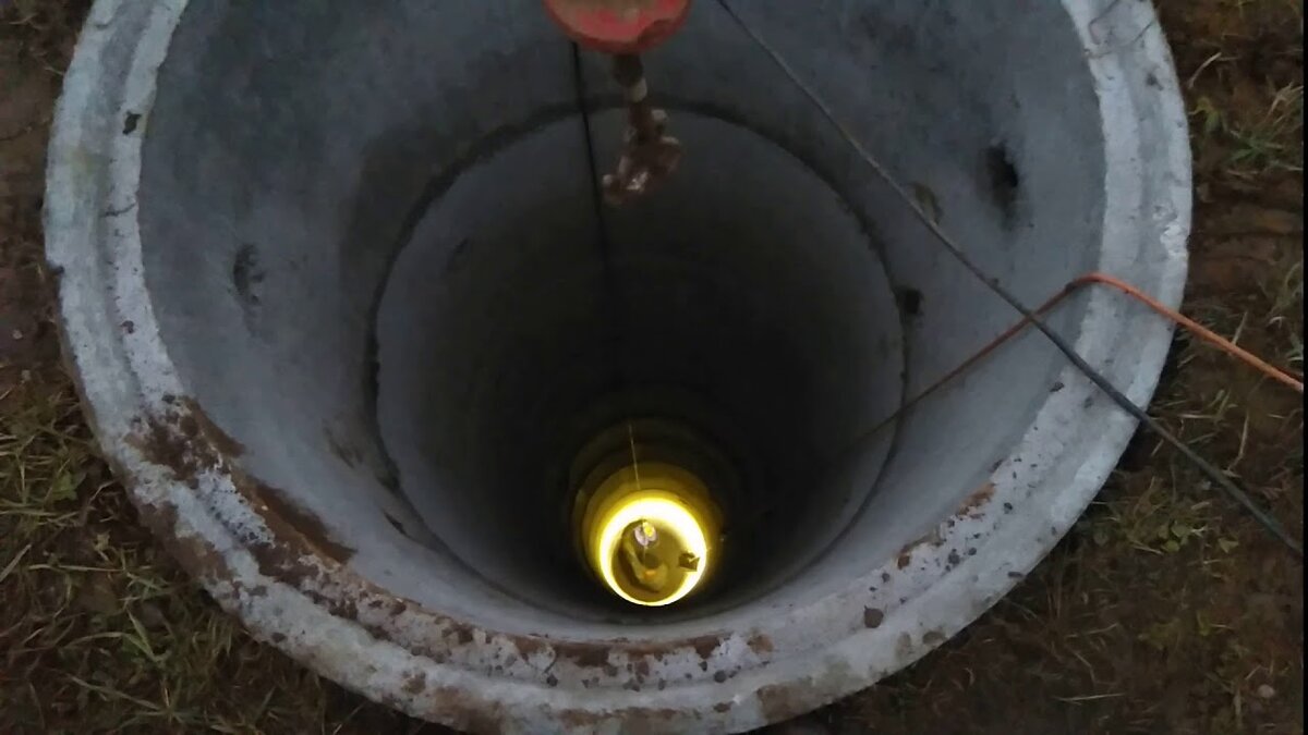 расстояние между наружной стенкой кольца и грунтом обсыпается песком.