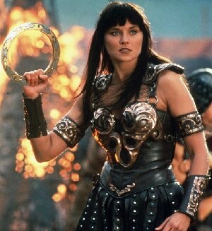 Зена - Королева воинов. Актриса Люси Лоулесс в роли Зены Картинка с сайта бесплатные обои на рабочий стол wallpaperset.com 