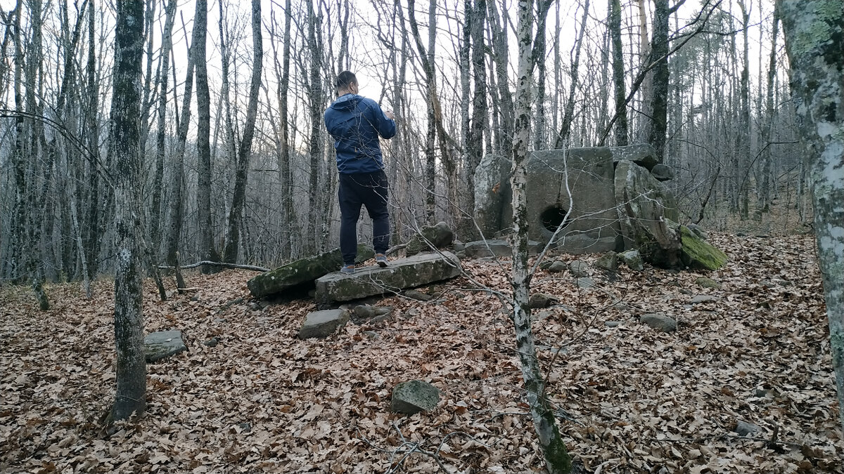 Плиточный дольмен около станицы Убинской.