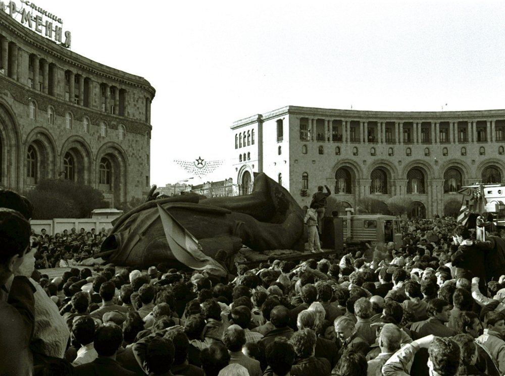 Снос памятника Владимиру Ленину на площади Ленина (Республики) в Ереване, 1991. Фото: mediamax.am