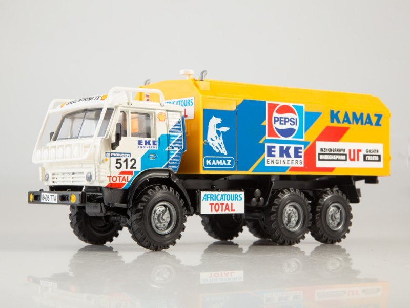 Новинка №2. Якобы, это Камаз 4310 ралли "Дакар 1991". Изделие вновь собрано из того, что было и крайне отдаленно напоминает прототип. У прототипа тентованный кузов, на "модели" - кунг. 