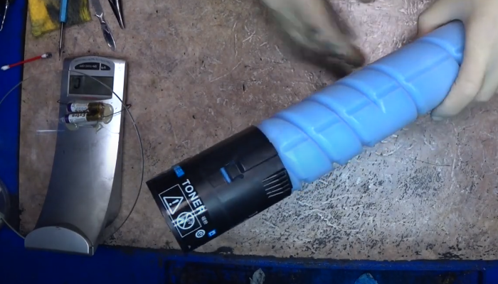 Фото 7. После окончания заправки устанавливаем на место крышку. Сейчас она просто защелкивается