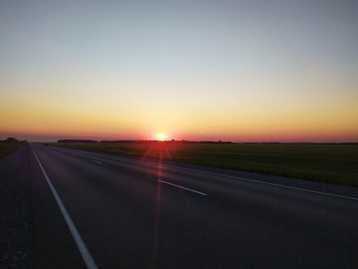 Закат в Омской области. Остановилась, налила чаю из термоса и проводила солнце за горизонт... 