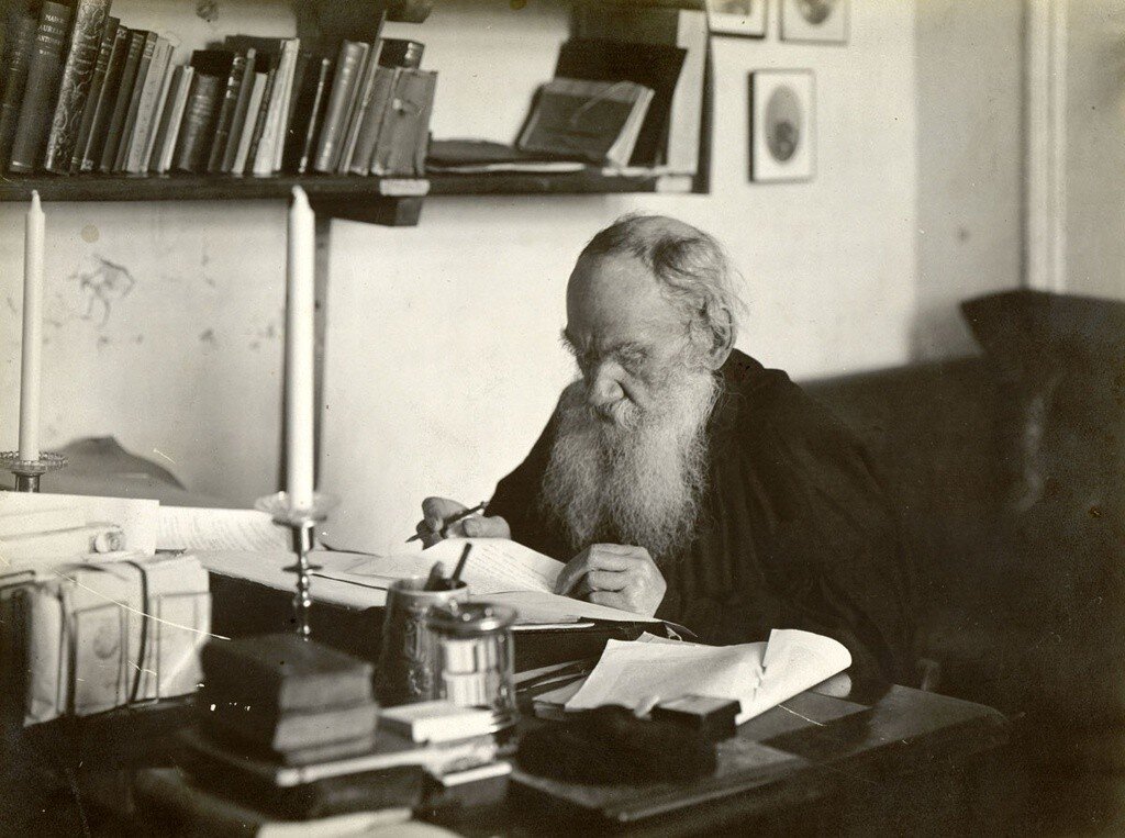 Л. Н. Толстой за работой в своём кабинете. 
Ясная Поляна, 1909 г. Фотография Владимира Черткова. 