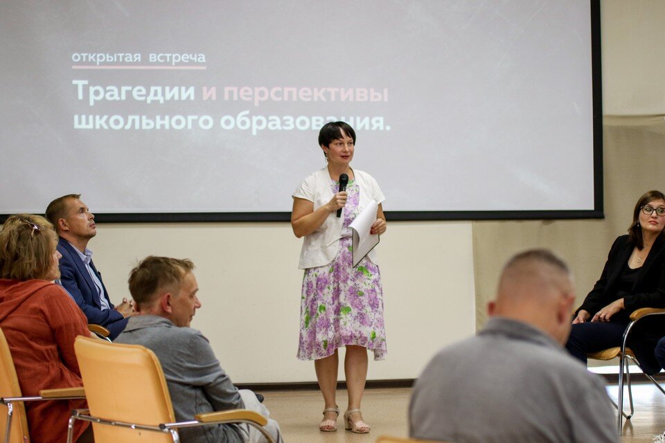     Заседании дискуссионного клуба «Точка зрения» в Сибирской медиагруппе Виталий БАРАБАШ