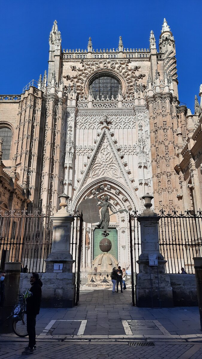 Центральный вход в собор