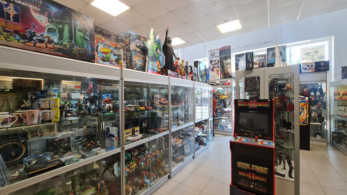 В итоге в магазине была куплена 1 небольшая фигурка из сериала, который я даже не смотрела (странный выбор). Но мой взгляд даже сейчас прикован к вскинувшему свой красный меч Кайло Рену. Ах, если бы не лимитированные размеры багажа...