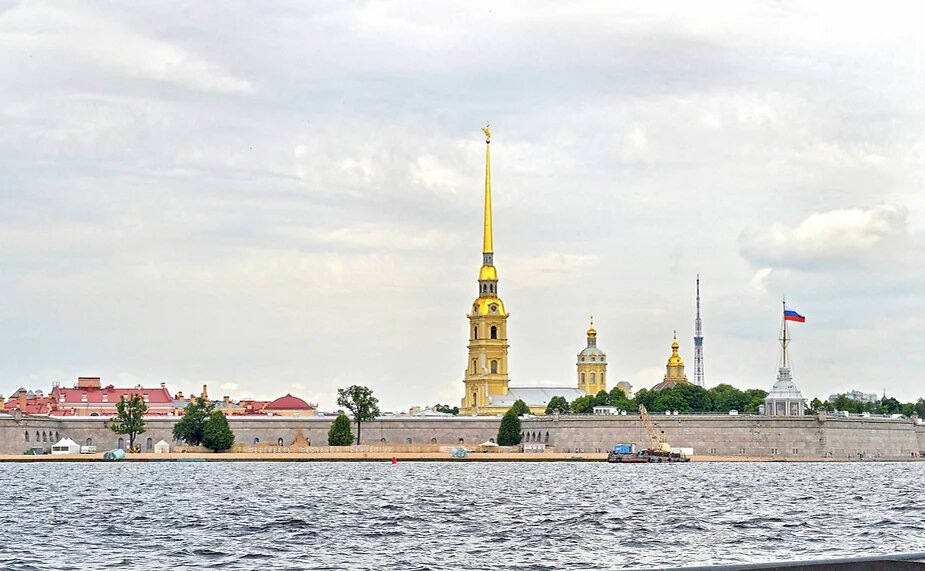 Вид на Петропавловскую крепость. Именно с нее начался строиться город на Неве / Фото: Olga Sadrova