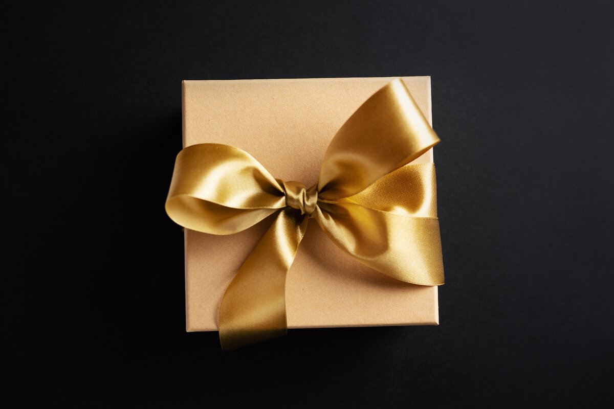 <a href="https://ru.freepik.com/free-photo/gift-box-with-golden-ribbon-on-dark-surface_6241887.htm#query=%D0%BF%D0%BE%D0%B4%D0%B0%D1%80%D0%BE%D1%87%D0%BD%D1%8B%D0%B9%20%D0%BF%D0%B0%D0%BA%D0%B5%D1%82&position=8&from_view=keyword">Изображение от valeria_aksakova</a> на Freepik