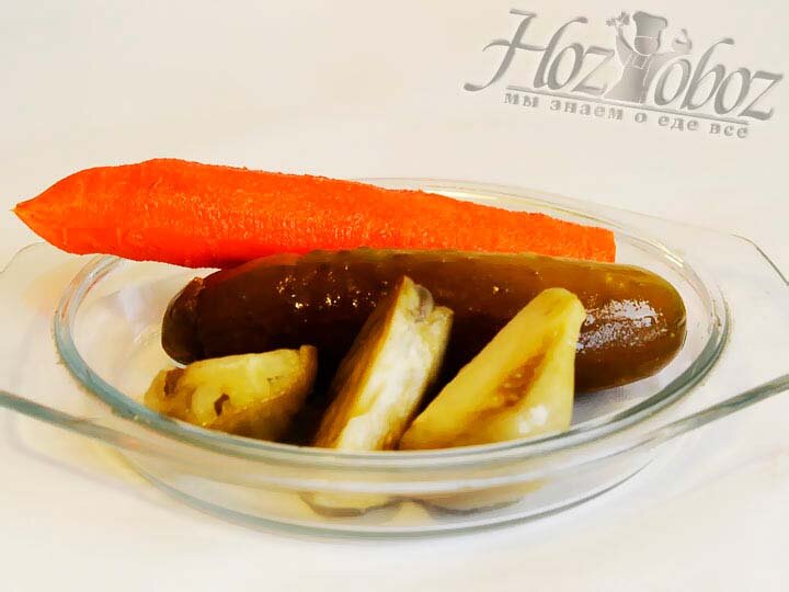 Чистим лук, морковь и добавим маринованный огурец и пару помидоров