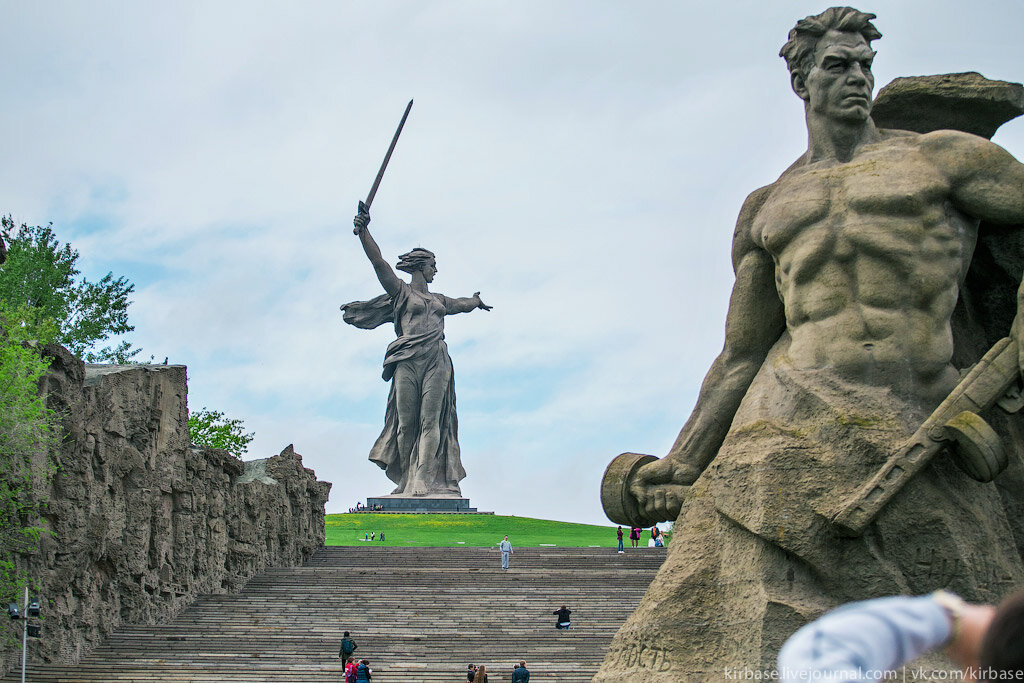 Стоял город. Родина-мать Волгоград. Стелла Родина мать в Волгограде. Обелиск Родина мать в Волгограде. Родина мать памятник.