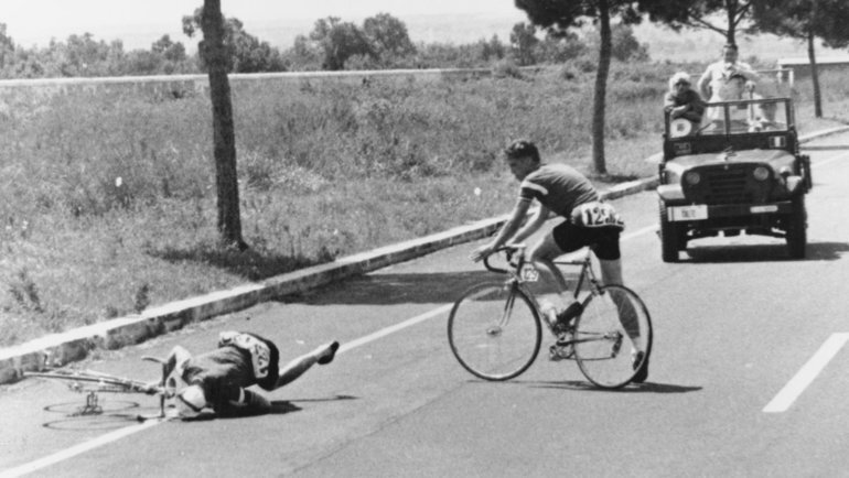    Падение Кнуда Йенсена во время гонки. Getty Images