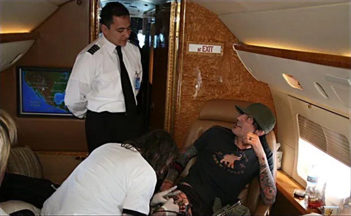 Марио Барт делает татуировку Томми Ли на высоте 12000 метров