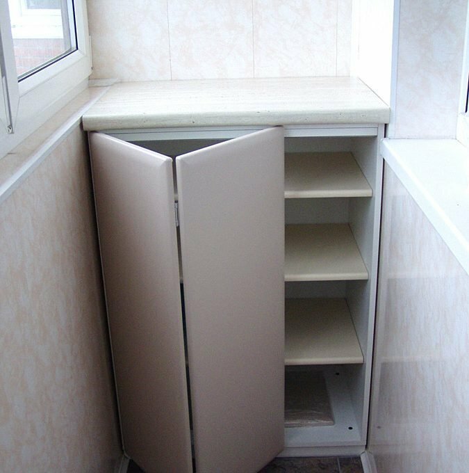 Удобно хранить заготовки, высота для литровых банок. сделай ряд из огурцов или помидоров и  не надо будет доставать из глубины. 