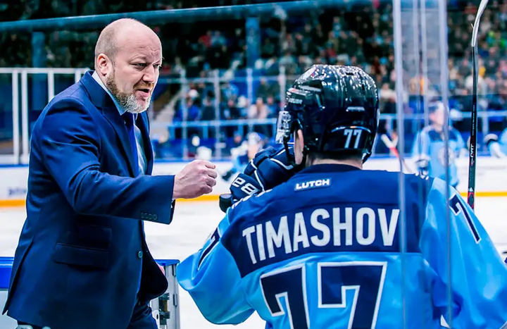 Главный тренер "Сибирь" Николай Заварухин доволен действиями хоккеиста. Фото: khl.ru