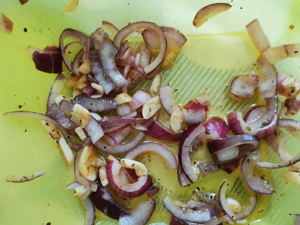 То, что осталось от маринада. Потом зажарил на сковороде - вкуснота!