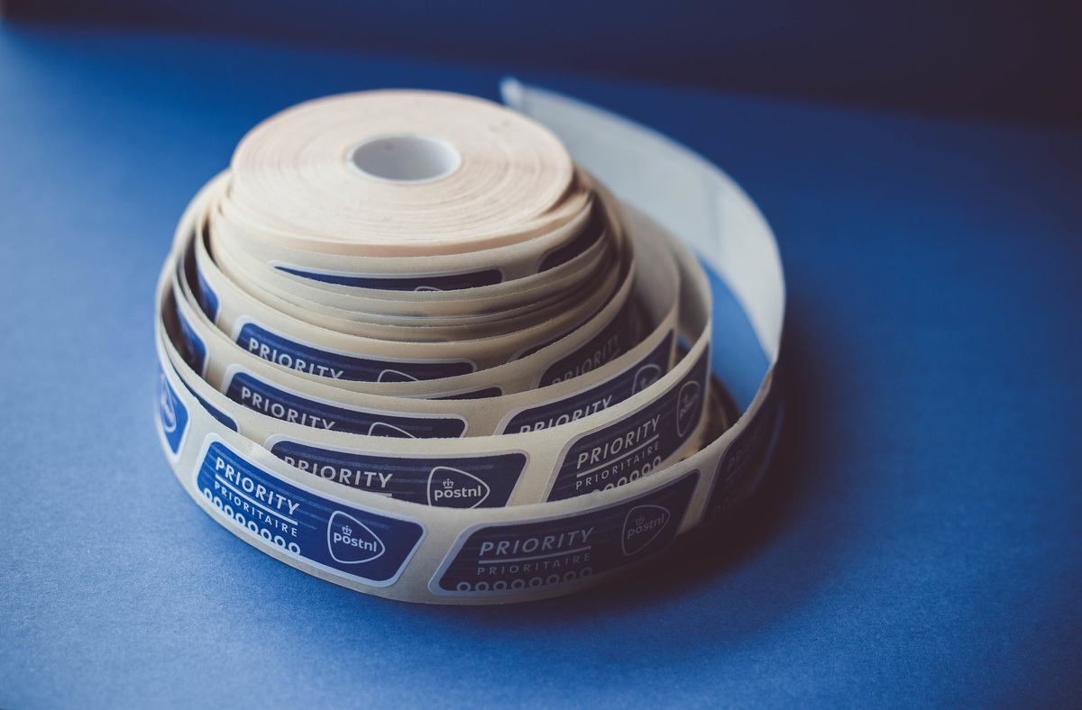 3. Расставь приоритеты. Возможно, настало время понять куда уходят время и деньги. Жизнь "по-карману" не часто приветствуется в современном обществе. И всё же, некоторые поняли, что гнаться за всеми новинками техническими бесполезно, а пахать 50 недель подряд ради двух недель отдыха в жарких странах не даёт возможность восстановить силы. Важно помнить что важнее всего в личной жизни, и на каком месте стоят родные люди, собственное здоровье, а на каком работа. Кроме того, когда человек благодарен за то, что имеет он может быть счастливым в любых обстоятельствах, а счастливый человек достигает большего.