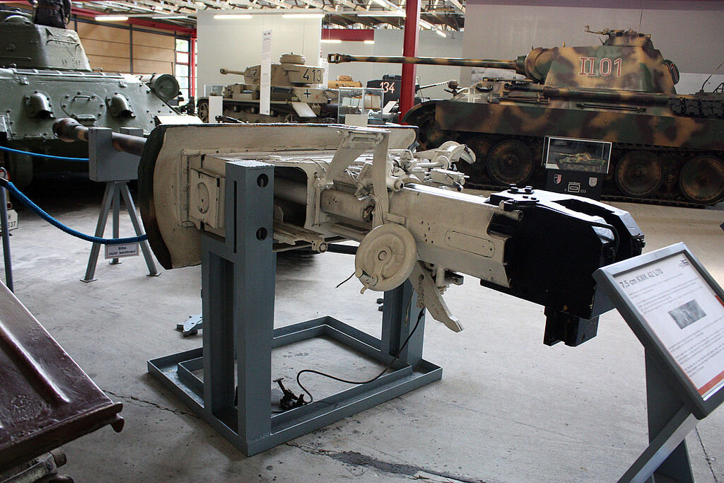 Танковая пушка 7.5-cм-КвК 42 Л/70 в музее бронетанковой техники, расположенный на территории Мунстерского учебного полигона Бундесвера.