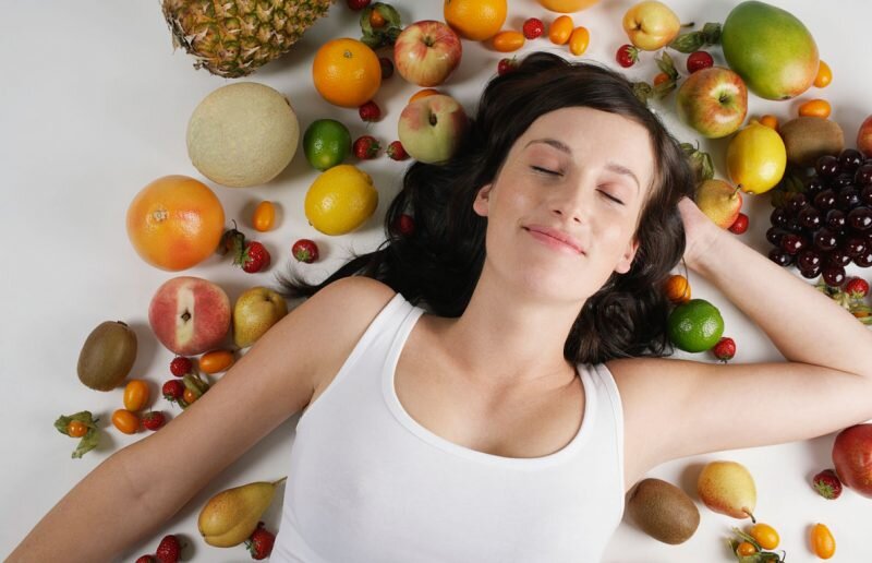 Фрукты утром можно. Человек ест фрукты. Женщина с фруктами. Фрукты для здоровья кожи. Еда и сон.
