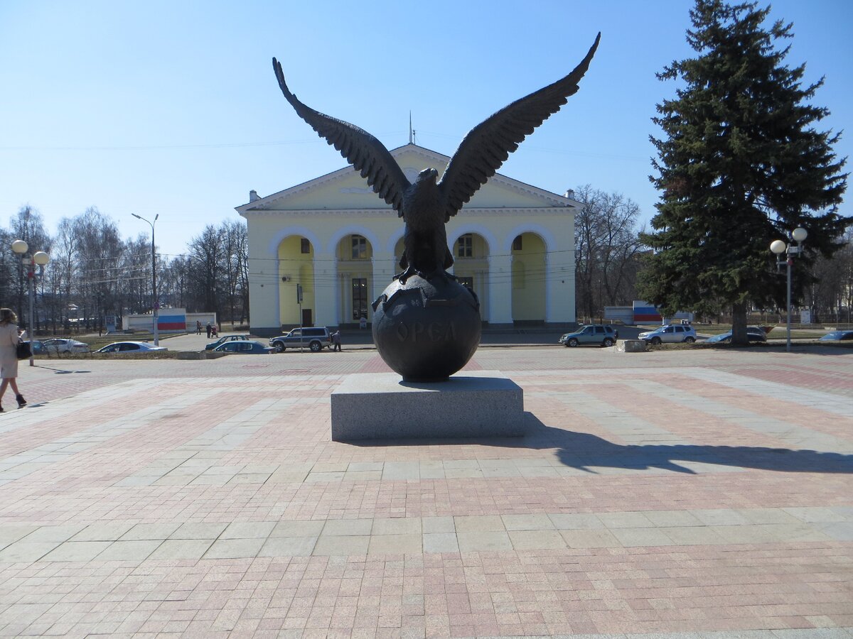 Вот такой железный орел встречает гостей города на вокзале