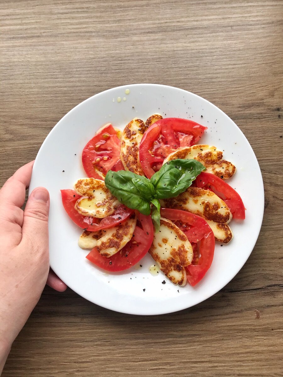 Помидоры с жареным халуми