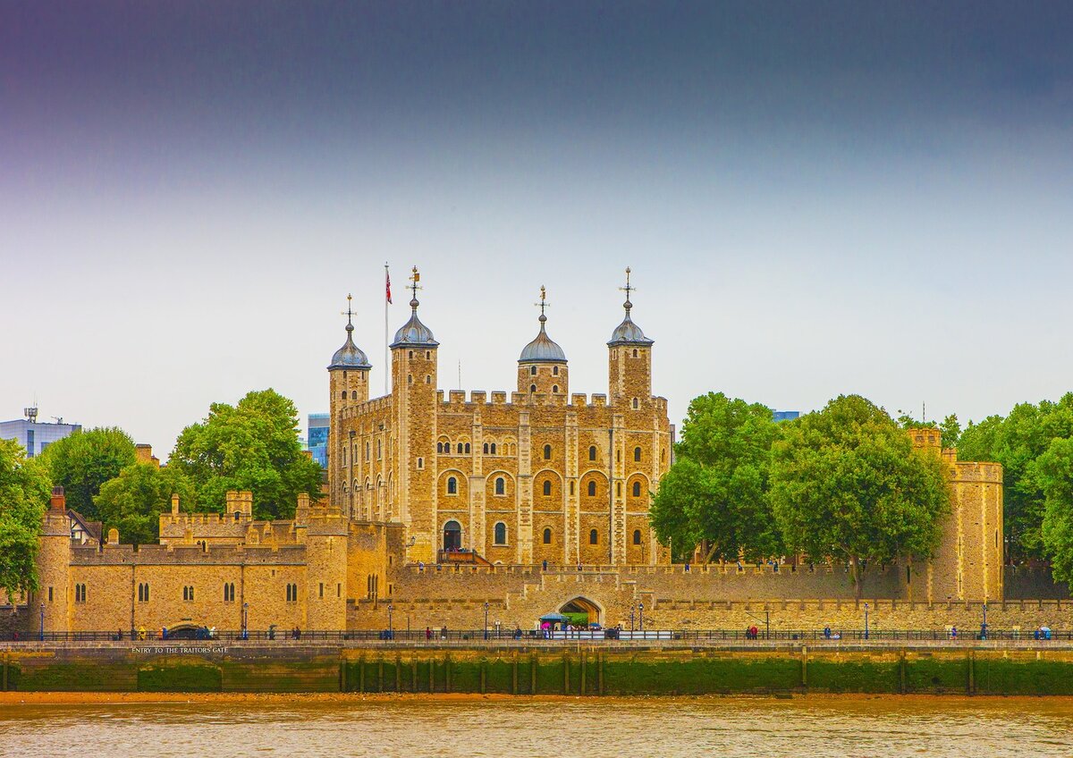 The tower of london has. Лондонский Тауэр Англия. Крепость Лондонский Тауэр. Замок Тауэр в Великобритании. Достопримечательности Лондона Тауэр.