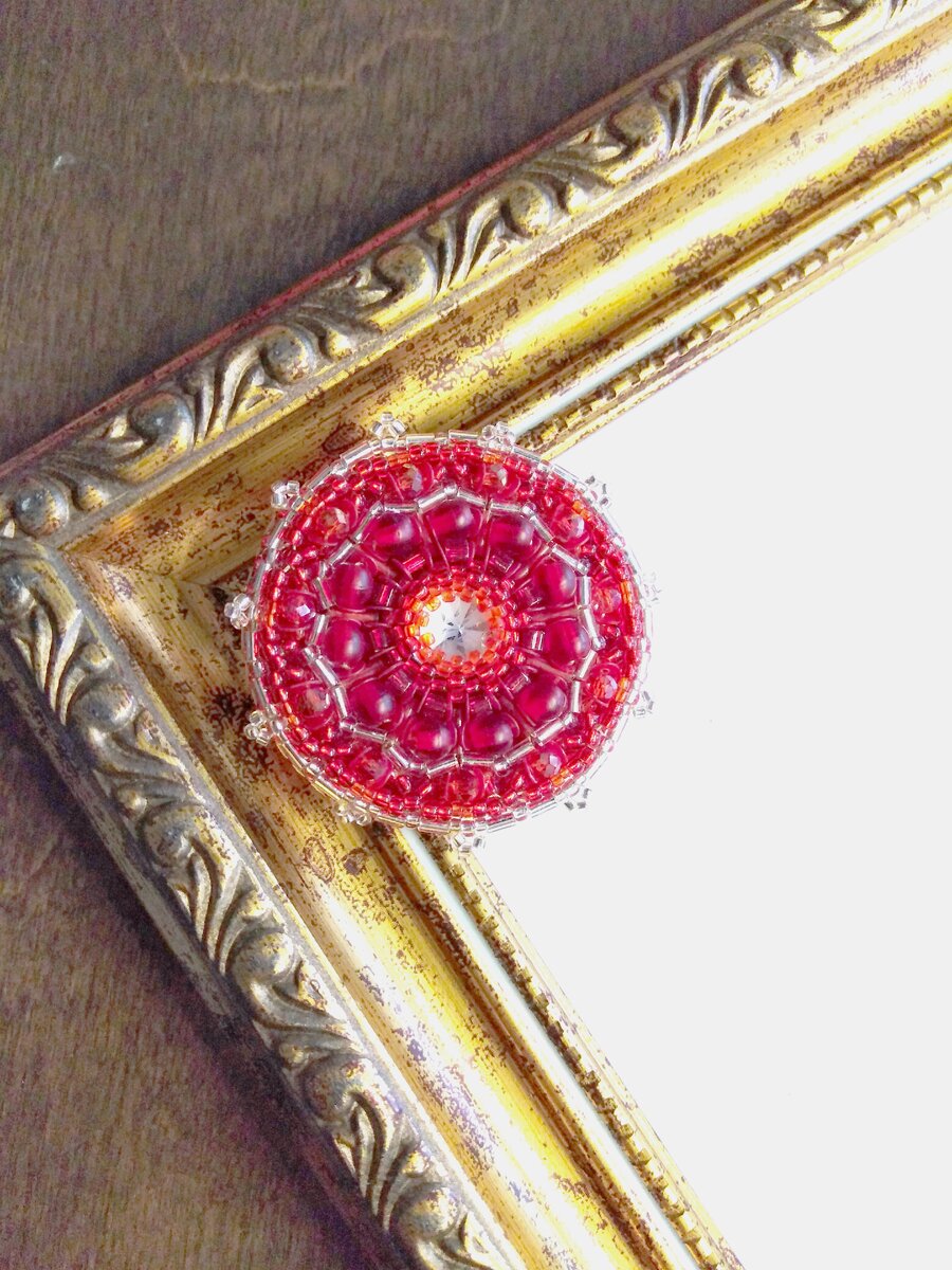 Вот подобную брошь-мандалу выбрала заказчица, моя работа