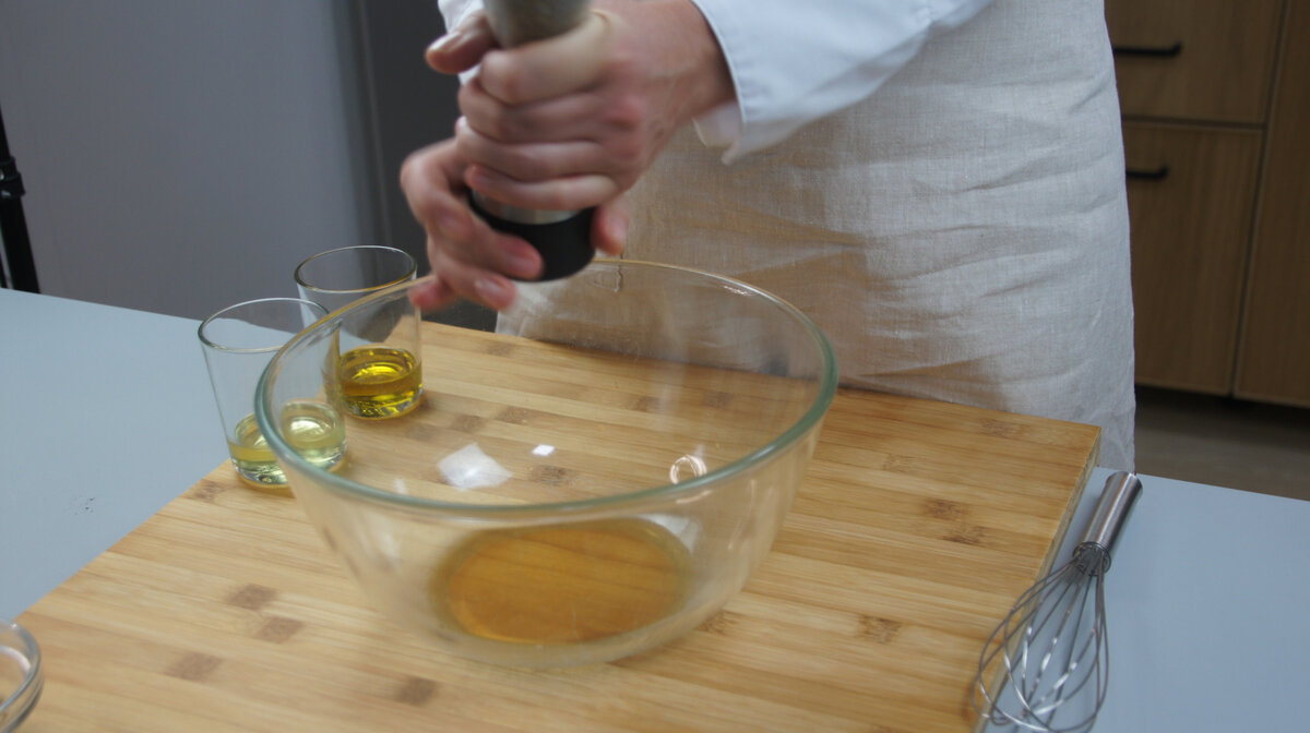 В уксус добавляем соль и перец, перемешиваем