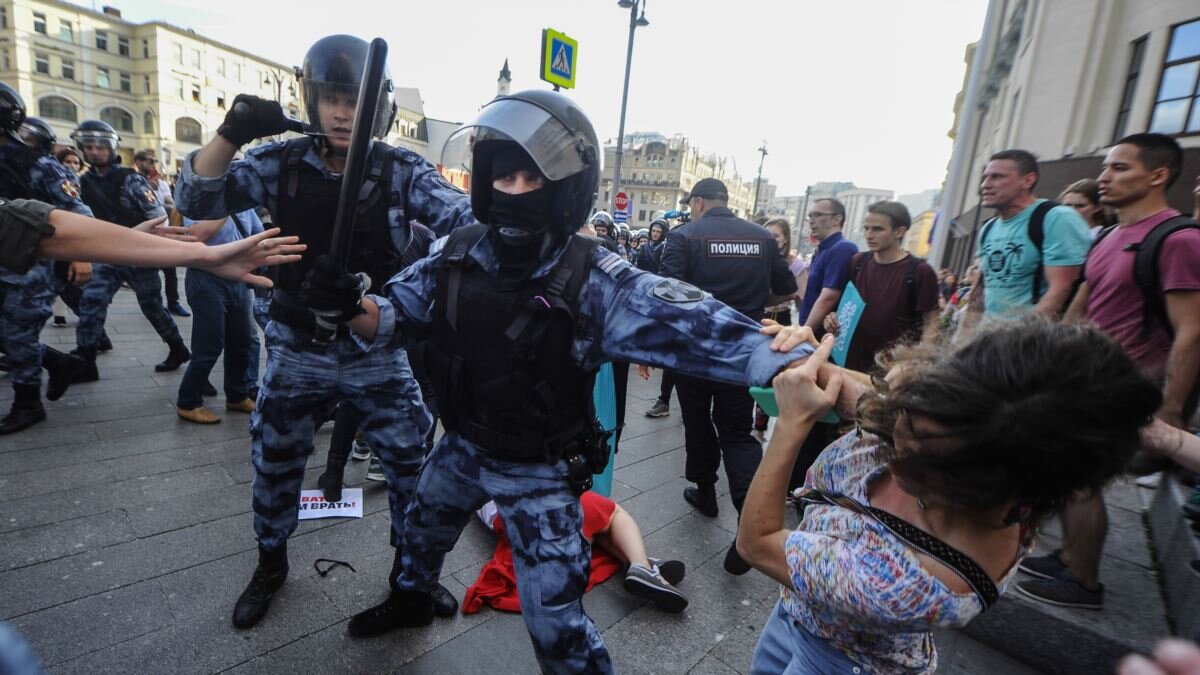 Не должны "слуги" народа так себя вести. Это уже враги народа