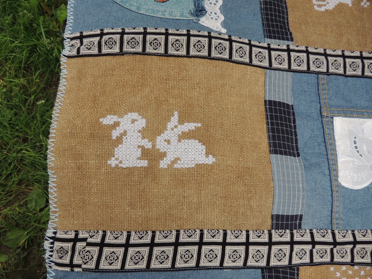 вышитые крестиком зайчата на мешковине