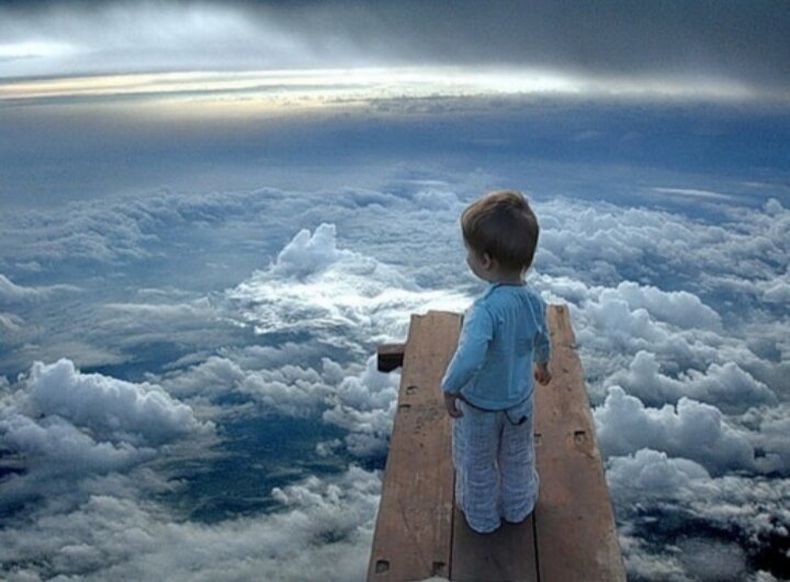 А будут ли изменения в жизни после внесения изменений в Конституцию РФ?

Здравствуйте, дорогие читатели!

В этой публикации хотела поговорить о поправках в Конституции РФ. Прочитала.

С точки зрения юридической и с точки зрения понимания положения людей и законности РФ написано грамотно, не придерешься. И если эти поправки не просто будут внесены в конституцию, а будут соблюдаться, то сделаем значительный шаг к справедливому обществу.

Отбрасываем эмоции и анализируя задаем следующий вопрос: «Кто будет это исполнять?»

Начнем с медицины. Органы местного самоуправления должны будут обеспечить медицинскую помощь. Под этим подразумевается улучшение медицинского обслуживания на всех уровнях.

Давно об этом мечтали и ждали этого момента. Но получается, что исполнять будут те же люди, которые сейчас руководят медициной.

Наплевательское отношение руководителей поликлиник, больниц, отделений к людям обратившимся за помощью, но не имеющих возможность заплатить дополнительные средства. И эти же люди будут осуществлять реформы?

Нет никакой надежды, что что-то переменится в головах и в отношении к жизни. А соответственно, менять в работе ничего не будут.

Говорим о русском языке. О богатстве, о сохранении наследия и так далее. И тут же с экранов федеральных каналов слышим засилье иностранных выражений. Подробно об этом писала.

Но посмотрите, последнее время слышу одно и то же выражение «каршеринг». Хотелось задать один вопрос. Нет аналога этому выражению в русском языке? Есть! «Прокат автомобиля» или «прокат машины». Как хотите. Хотелось задать вопрос. Для чего уродовать русский язык этими выражениями?

Далее, выступает юрист защитник по правам детей. Втыкает иностранное слово: «омбудсмен». Аналог есть этому слову? Есть!

Выступает женщина. Половина слов, которые произносит, из английского лексикона: буллинг (травля) детей в школах. Зачем?

Хотелось бы понять механизм внесения поправок в Конституцию, а механизм выполнения и соблюдения этих поправок. И так с большей частью этих поправок.

Хотелось бы задать вопрос. Для чего будем принимать эти поправки, если соблюдать и исполнять будут те же люди. Смысл в этих поправках? Внести и сказать об этом. Так?

Тогда это ППР (посидели, поболтали, разошлись).

Слышали, как это будет реализовываться? Поделитесь!

С уважением к Вам и с любовью к Родине, Наталья Орехова!
