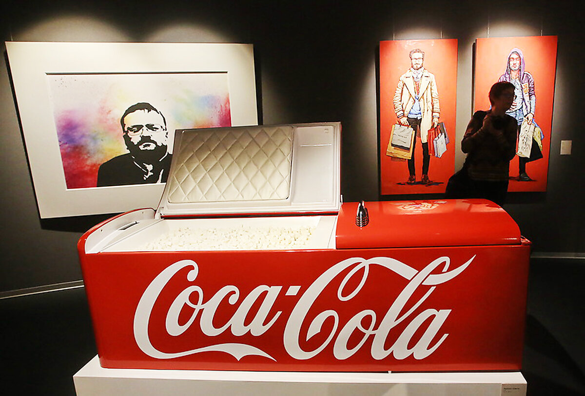 Работы Шнурова на его персональной выставке. Фото: открытые источники.