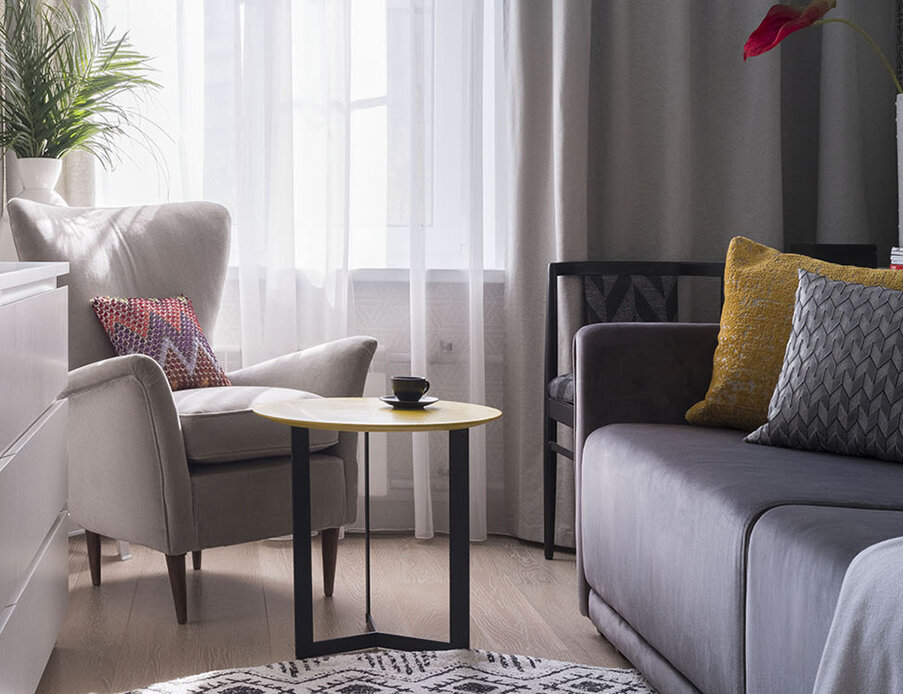 Ну конечно! Помимо тюля появляются шторы. Иначе на диванчике не заснуть... Обратите внимание на сочетание фактур и текстур в интерьере.Текстиль, имеющий разную текстуру по-разному отражает свет