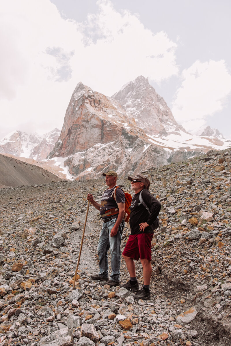 Николай в очках и его гид.